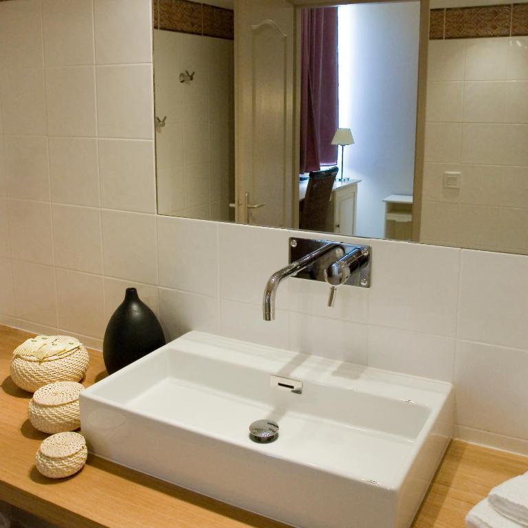 Logis Auberge Cote Jardin Otel Lézignan-Corbières Oda fotoğraf